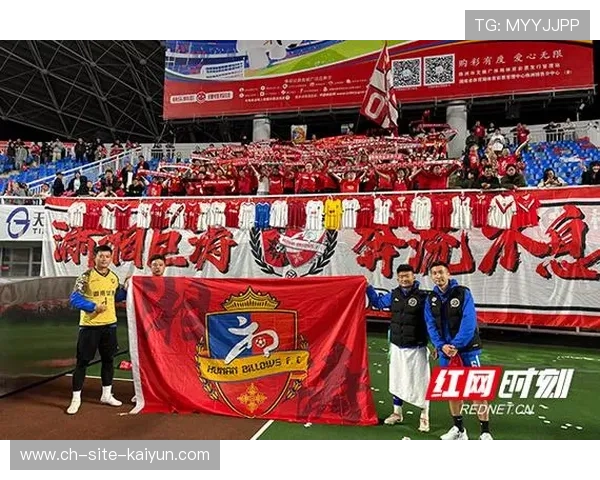 球迷高举创意应援牌，球员赛后合影留念