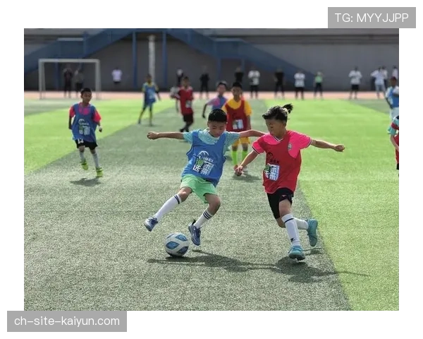 青少年足球训练营引入高科技背心，实时监测小球员压迫跑动数据